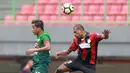 Duel udara pemain Persipura Jayapura, Yustinus Pae (kanan) dan pemain PS TNI, Manahati Lestusen  pada lanjutan Liga 1 2017 di Stadion Patriot, Bekasi (4/11/2017). PS TNI menang 2-1. (Bola.com/Nick Hanoatubun)