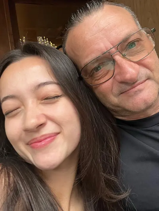 Inilah penampakan ayah Megan Domani. Ia tampak bahagia di ultah anak (Instagram/megandomani1410)