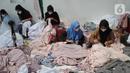 <p>Pekerja menyelesaikan pembuatan mukena pada pabrik busana muslim Siti Khadijah di Limo, Depok, Jawa Barat, Senin (25/04/2022). Jelang Idul Fitri 1443 Hijriah permintaan busana mukena yang dijual dengan harga Rp 300 ribu hingga Rp 3 juta meningkat hingga 200 persen. (merdeka.com/Arie Basuki)</p>