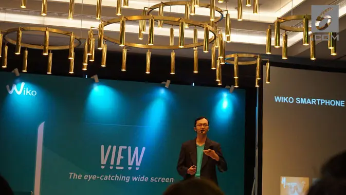 Product Manager Wiko Indonesia Adikusumo saat menjelaskan mengenai spesifikasi Wiko View series di Jakarta, Kamis (9/11/2017). (Liputan6.com/ Agustin Setyo W).