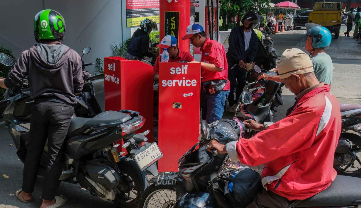 Di sisi lain, PT Pertamina (Persero) melalui Pertamina Patra Niaga juga resmi mengumumkan harga BBM 1 April 2026 yang berlaku di SPBU seluruh Indonesia. Tampak dalam foto, para pengendara sepeda motor mengantre untuk mengisi bahan bakar sepeda motor mereka di sebuah Stasiun Pengisian Bahan Bakar Umum (SPBU), Jakarta pada Rabu 1 April 2026. (BAY ISMOYO/AFP)