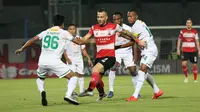 Persebaya Surabaya mengalahkan Madura United 3-2 di Stadion Gelora Bangkalan, Senin (2/12/2019). (Bola.com/Aditya Wany)