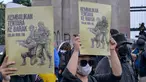 Para mahasiswa menunjukkan plakat bertuliskan “Kembalikan Tentara ke Barak” dalam sebuah protes menentang Revisi Undang-Undang Tentara Nasional Indonesia (RUU TNI) di depan gedung DPR di Jakarta pada tanggal 20 Maret 2025. (BAY ISMOYO/AFP)