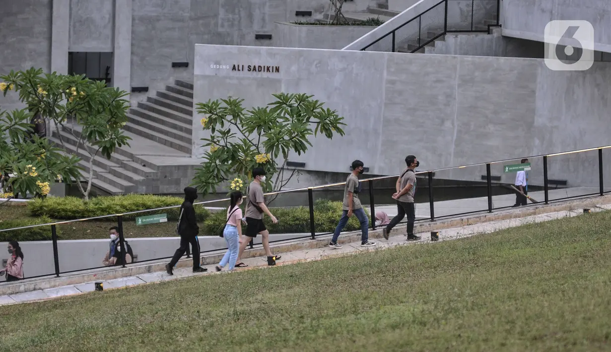 Pengunjung saat menikmati sore hari di Taman Ismail Marzuki (TIM), Jakarta, Senin (26/9/2022). Pasca resmi dibuka untuk publik, Taman Ismail Marzuki menjadi destinasi baru bagi warga Ibu Kota sebagai tempat berinteraksi dari berbagai kalangan guna menikmati ruang terbuka, pertunjukkan seni dan kebudayaan. (merdeka.com/Iqbal S Nugroho)