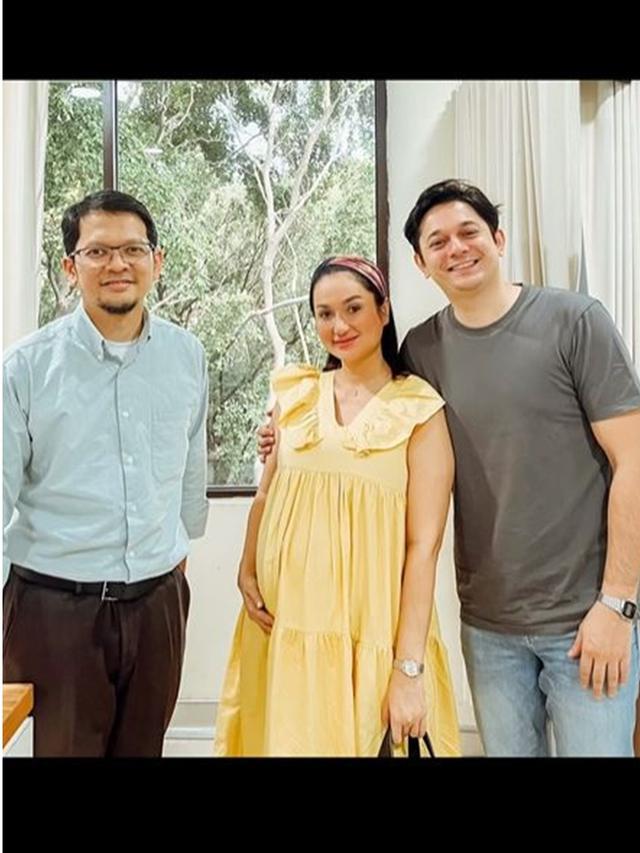 Dituding Selingkuh, Ini 6 Potret Andrew Andika saat Temani Istri Periksa Kandungan