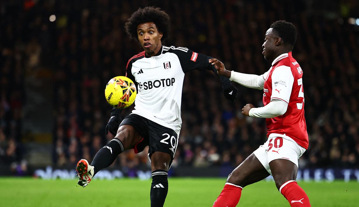 Pemain Fulham, Willian (kiri) mengontrol bola dibayangi pemain Rotherham, Arvin Appiah pada laga putaran ketiga Piala FA 2023/2024 yang berlangsung di Craven Cottage, London, Inggris, Sabtu (06/01/2023). (AFP/Henry Nicholls)
