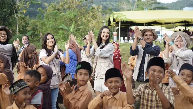 Raline Shah Kenakan Rompi Relawan di Lombok, credit: @ralineshah
