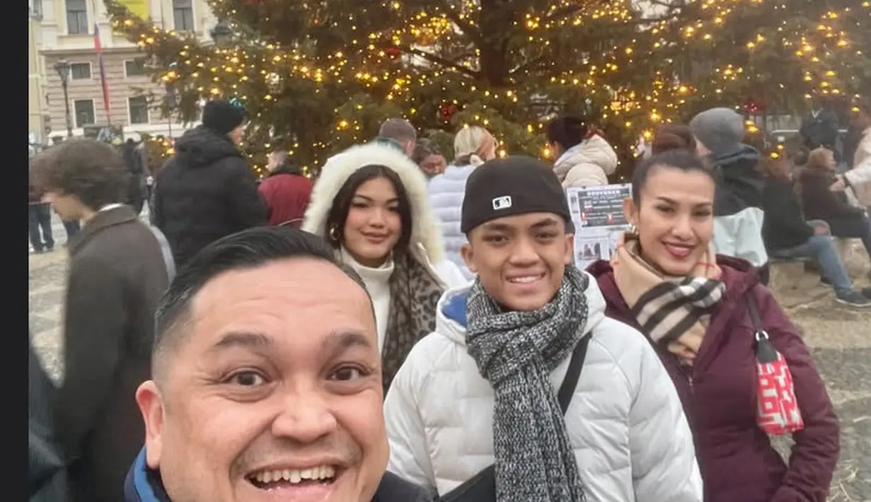 Di Vienna Liza mengenakan jaket maroon dipadukan syal coklat kotak-kotak. Putrinya mengenakan turtleneck putih serasi dengan topi berbulunya. [@lizanataliaofficial]