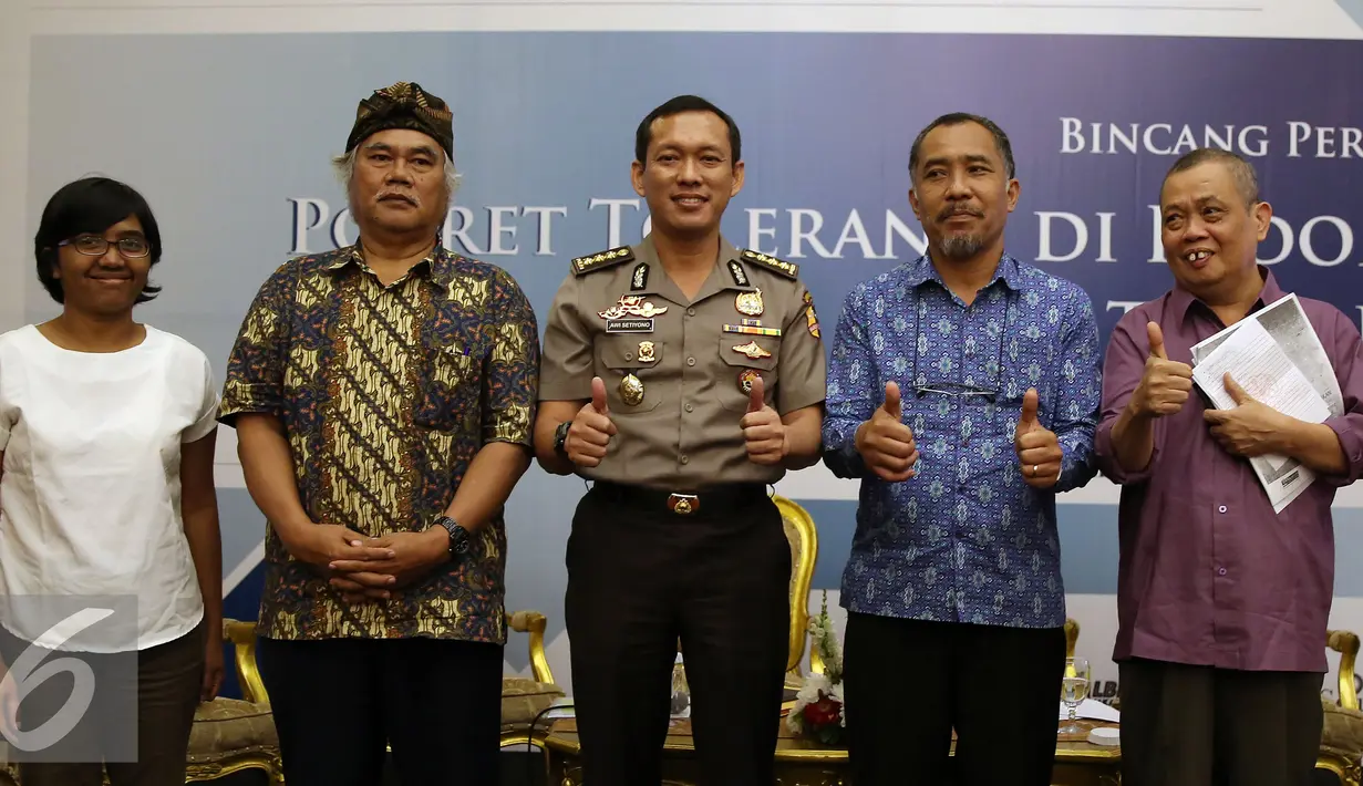 Asfinawati, Engkus Ruswana, Devisi Humas Mabers Polri, Awi, K.H Imam Aziz, Kord. Desk, KBB Komnas HAM, Jayadi Damanik, (dari kiri) berfoto bersama usai Bincang Perdamaian di Balai Kartini, Jakarta, Kamis (5/1). (Liputan6.com/JohanTallo)