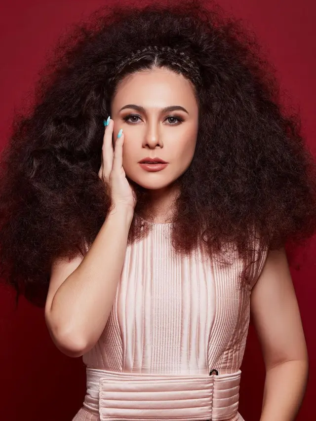6 Gaya Pemotretan Wulan Guritno dengan Style Ala 60-an, Curi Perhatian