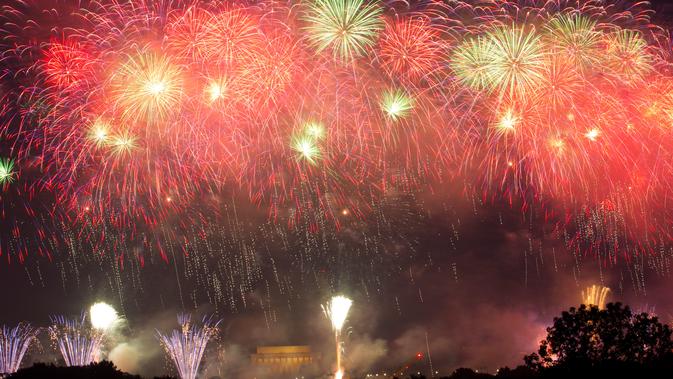 Kembang api menghiasi langit di atas Lincoln Memorial, Washington Monument dan Capitol A.S. terlihat dari di National Mall selama perayaan Hari Kemerdekaan Amerika Serikat atau dikenal sebagai Fourth of July di Washington, Kamis (4/7/2019). (AP Photo/Jose Luis Magana)