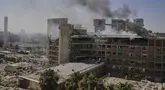 Asap mengepul dari bangunan kompleks rumah sakit Soroka setelah dihantam rudal yang ditembakkan dari Iran di Be'er Sheva, Israel, Kamis, 19 Juni 2025. (AP Photo/Leo Correa)