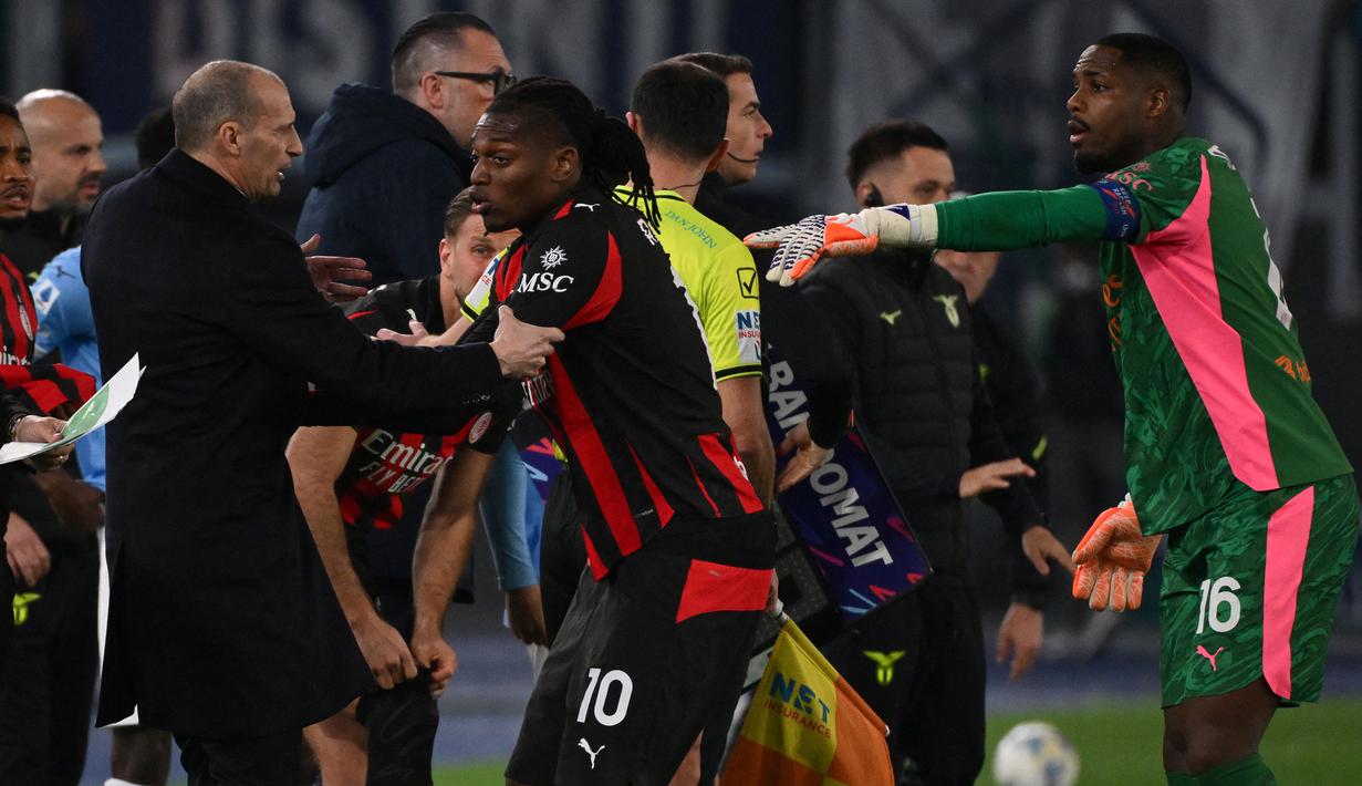 Pemain berkebangsaan Portugal tersebut juga menolak dipeluk oleh pelatih Massimiliano Allegri ketika meninggalkan lapangan pertandingan. (AFP/Alberto Pizzoli)