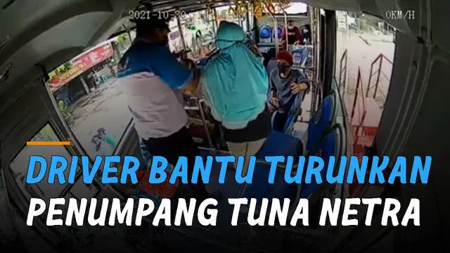 Seorang driver Bus Batik Solo Trans bantu turunkan penumpang tuna netra.