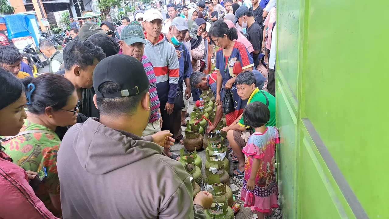 Warga di Tangerang Masih Antre Panjang, padahal Prabowo Izinkan Pengecer Jual Gas Elpiji 3 Kg Lagi