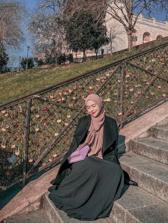 Gaya modest yang tertutup sendiri sudah menjadi gaya winter dengan penyesuaian material lebih tebal (Foto: Instagram @riaricis1795)