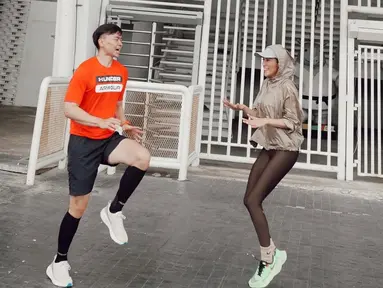 Lewat unggahan foto terbarunya di Instagram, Olla Ramlan terlihat asyik berolahraga dengan para sahabatnya. Ada Robby Purba hingga Reza Rahadian mereka terlihat antusias. (Liputan6.com/IG/@ollaramlan).