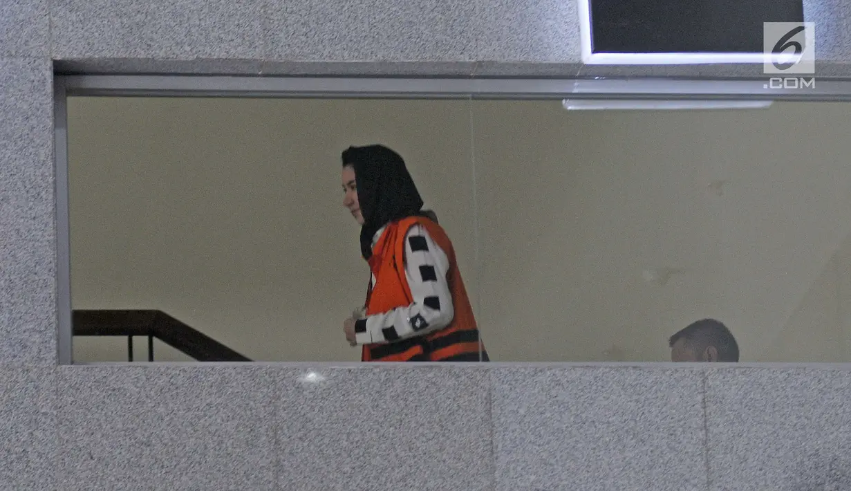Tersangka kasus suap di Kutai Kartanegara Rita Widyasari menaiki tangga untuk menjalani pemeriksaan di gedung KPK, Jakarta, Selasa (30/1). Selain penetapan tersangka, KPK juga menyita sejumlah aset milik Rita. (Liputan6.com/Herman Zakharia)