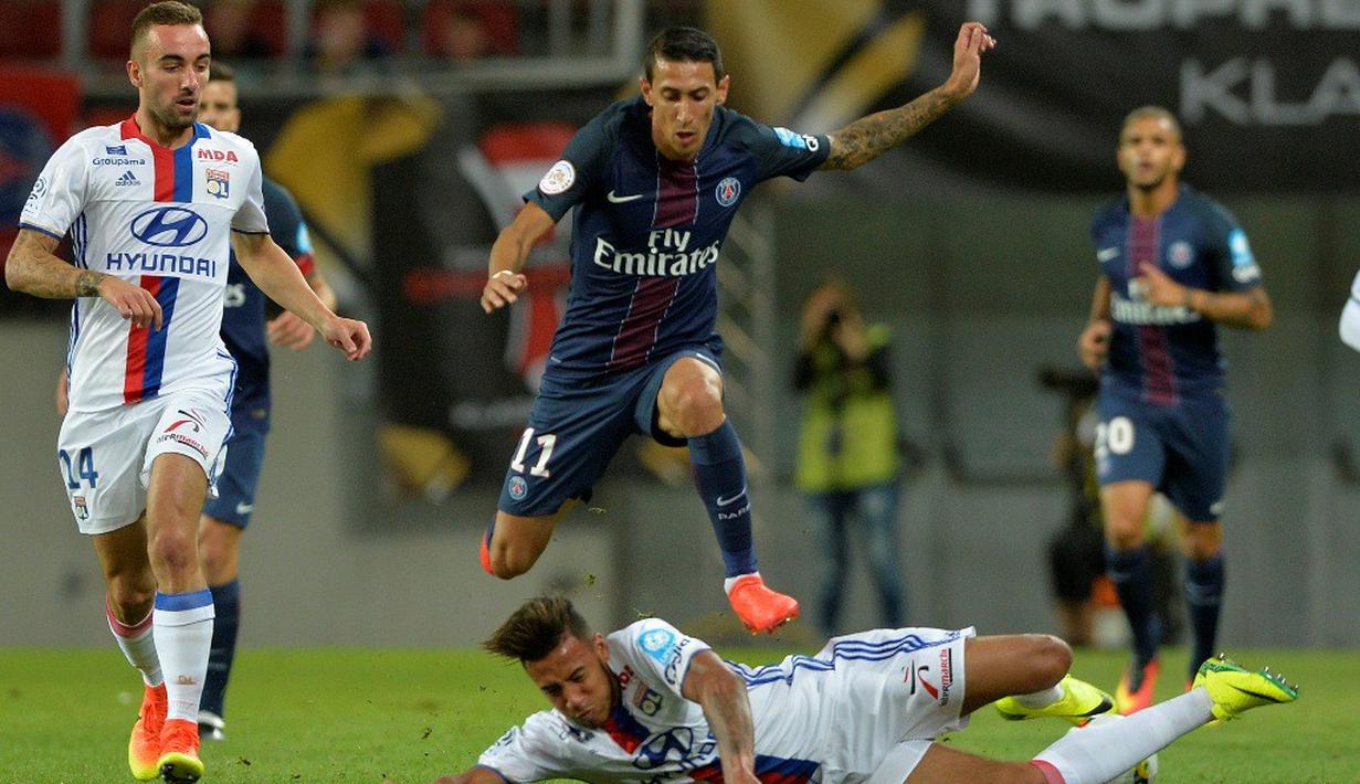 Pemain Paris Saint-Germain (PSG), Angel Di Maria, menghindari sapuan pemain Olympique Lyon, Nabil Fekir, pada laga Piala Super Prancis di Stadion Worthersee, Klagenfurt, Minggu (7/8/2016) dini hari WIB. (AFP/Samuel Kubani)