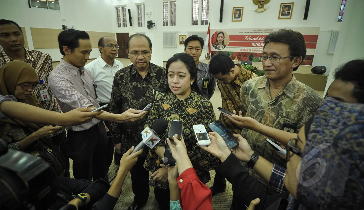 Menko Bidang Pembangunan Manusia Dan Kebudayaan (PMK) Puan Maharani memberikan keterangan seusai menyerahkan SPT pajak penghasilan di Kantor Kementerian PMK, Jakarta, Kamis (26/3/2015). (Liputan6.com/Faizal Fanani)