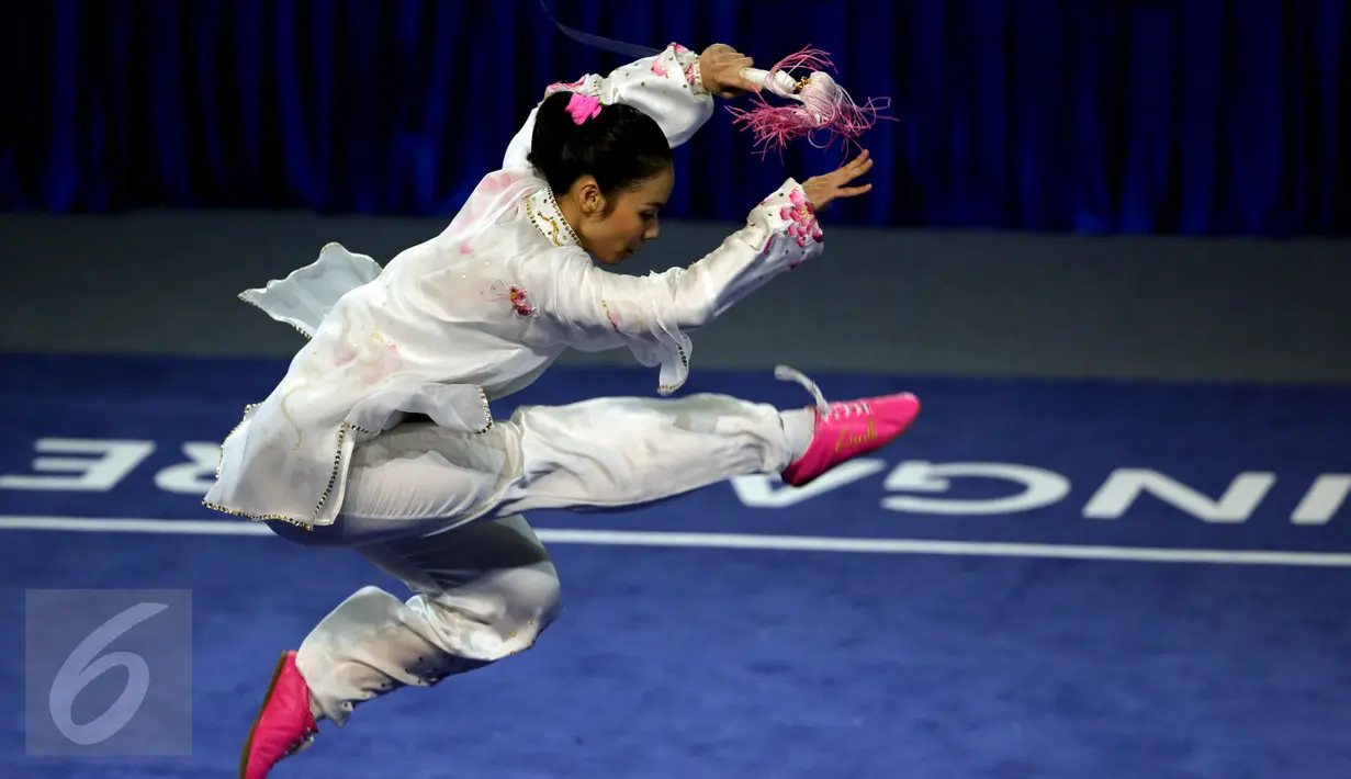 Atlet wushu Indonesia, Lindswell Kwok saat tampil di nomor pedang Taiji Jian SEA Games 2015 di SingaporeExpo, Singapura, Senin (8/6/2015). Lindswell Kwok berhasil meraih medali emas setelah mengumpulkan 9.73 poin. (Liputan6.com/Helmi Fithriansyah)