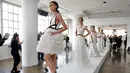 Model berpose diatas panggung mengenakan gaun pengantin karya Marchesa yang ditampilkan dalam Bridal Fashion Week di New York (20/4). (AP Photo/Richard Drew)