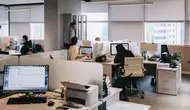 Ilustrasi karyawan, bekerja, suasana kantor. (Photo by Damir Kopezhanov on Unsplash)
&nbsp;