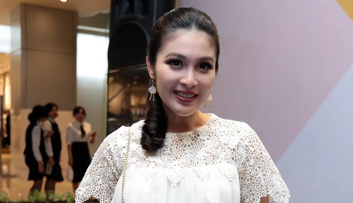 Aura seorang ibu pun terpancar dari Sandra Dewi yang sedang menunggu kelahiran anak pertamanya. Kali ini Sandra Dewi menguncir rambut panjangnya dan memberikan aksen curly.  (Deki Prayoga/Bintang.com)
