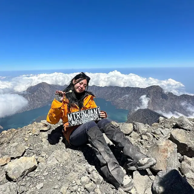 8 Potret Wendy Walters yang Ketagihan Mendaki Gunung, Selalu Jadi Pengalaman Menarik