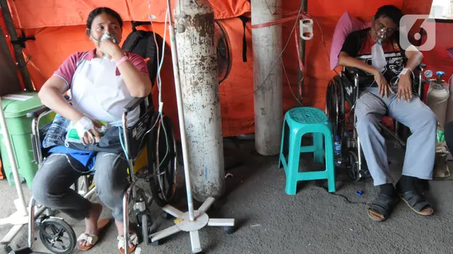 Pasien Covid-19 Dirawat di Tenda Darurat
