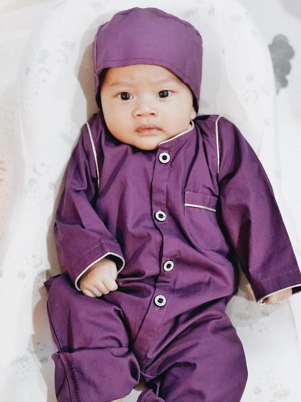 Putra Syahnaz Sadiqah saat Pakai Topi Hingga Peci. (Sumber: Instagram.com/zaynsadavir)