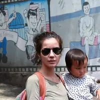 Ditemui Bintang.com di kantor Komisi Nasional Perlindungan Anak, kawasan Pasar Rebo, Jakarta Timur, Selasa (5/4/2016) Sheila mengaku komunikasi dengan suaminya agak tersendat. (Deki Prayoga/Bintang.com)