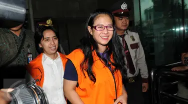 Anggota Komisi V DPR Damayanti Wisnu Putranti (kanan) dan sekretaris pribadi mantan anggota Komisi VII DPR Dewie Yasin Limpo, Rinelda Bandaso (kiri) usai menjalani pemeriksaan di KPK, Jakarta, Jumat (22/1). (Liputan6.com/Helmi Afandi)