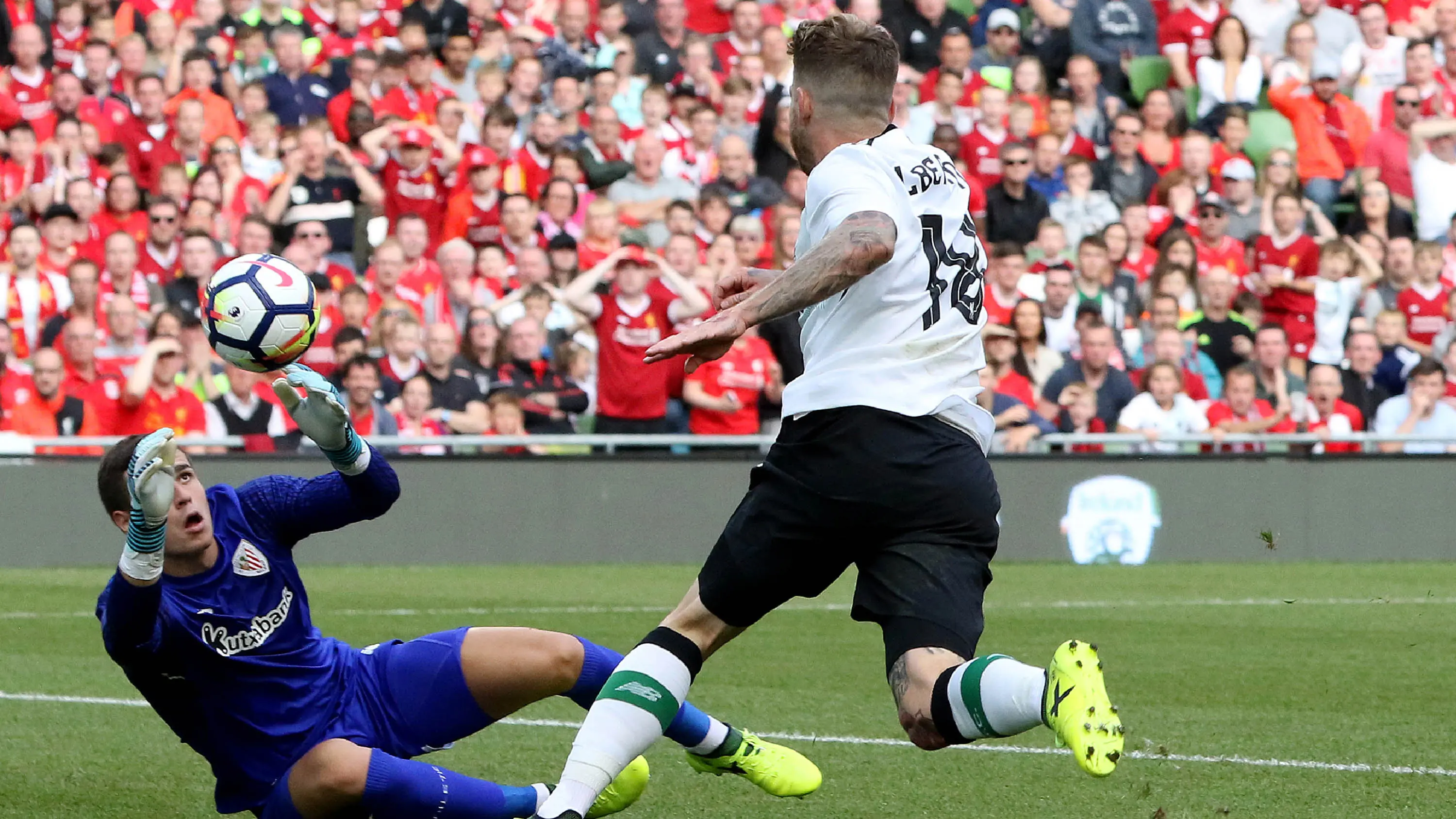 Kiper Athletic Bilbao, Kepa Arrizabalaga, mengamankan tendangan bek Liverpool, Alberto Moreno, pada laga persahabatan di Stadion Aviva (Ist)