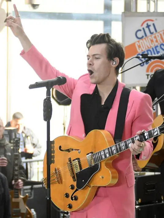 Melasir Hollywoodlife, seorang sumber mengatakan bahwa Taylor terkejut dengan Harry yang selama ini masih menulis lagu yang bercerita tentang hubungan mereka. Padahal keduanya telah berpisah lebih dari setahun. (AFP/Bintang.com)