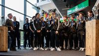 Para pemain, pelatih, hingga ofisial Jerman mendapatkan sambutan meriah di DFB-Campus setelah menjuarai Piala Dunia U-17 2023. (dok. DFB)
