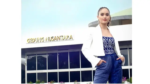 Diangkat Jadi Komisaris, Ini 7 Potret Cinta Laura dengan Busana Formal