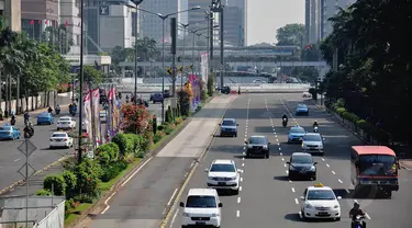 Kendaraan melewati jalan protokol di kawasan Bundaran HI menuju Jalan Sudirman, Jakarta, Senin (4/8/14). (Liputan6.com/Faizal Fanani)