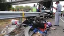 Petugas melakukan olah TKP usai kecelakaan bus PO Rukun Sayur yang menghantam tiang jembatan penyebrangan di KM 202, Jawa Barat, Selasa (14/7/2015). Kecelakaan tersebut menyebabkan 11 orang tewas dan 27 luka - luka. (Liputan6.com/Herman Zakharia)