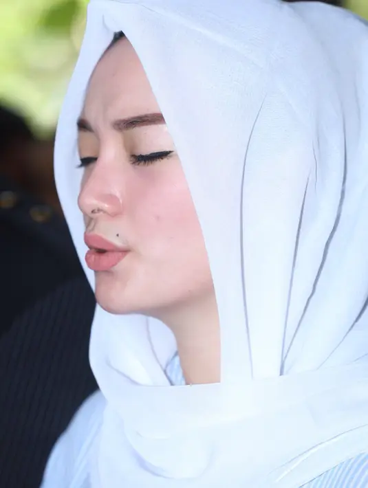 Dugaan pelecehan lambang negara itu, Zaskia telah berdamai dengan LSM KPK. Tapi masih ada laporan lain yang membuatnya belum bisa tidur nyenyak.(Andy Masela/Bintang.com)