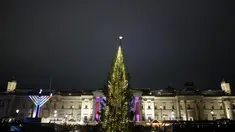 Pemandangan pohon Natal Trafalgar Square usai upacara penyalaan tahunan di London, Kamis, 7 Desember 2023. (AP Photo/David Cliff)