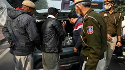 Setidaknya 13 orang dikabarkan tewas, sementara 20 lainnya terluka dalam ledakan mobil yang terjadi pada Senin (10/11/2025) malam waktu setempat di dekat Red Fort atau Benteng Merah di New Delhi, India. Tampak dalam foto, petugas kepolisian memeriksa sebuah mobil selama pemeriksaan acak kendaraan di kawasan kota tua Delhi pada 11 November 2025. (Arun SANKAR / AFP)