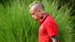 Gelandang Belgia, Radja Nainggolan, bersiap mengikuti latihan jelang Piala Eropa 2016 di Le Haillan, Prancis, Kamis (9/6/2016). (AFP/Emmanuel Dunand)