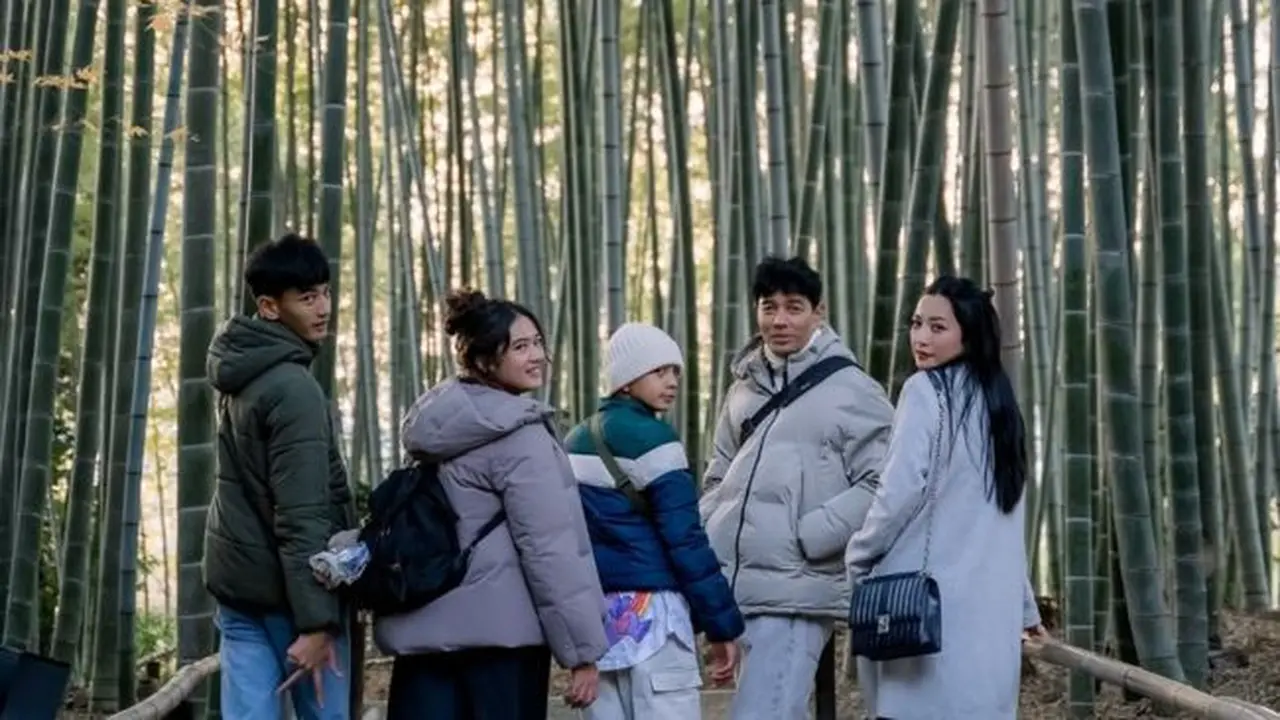 5 Potret Hesti Purwadinata dan Edo Borne Liburan ke Jepang Bareng Anak, Sekeluarga Visual Semua  (credit: instagram/hestipurwadinata).