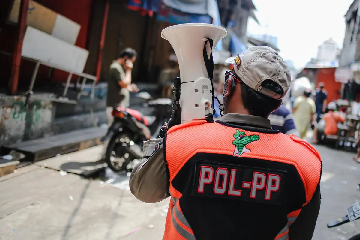 FOTO: PSBB Diperpanjang, PKL Tanah Abang Kembali Ditertibkan