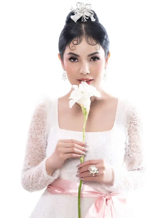 Selain netizen, cukup banyak sahabat dari Nindy Ayunda yang memberikan ucapan selamat. Dari sinilah banyak orang mengira bahwa penyanyi ini telah menikah lagi. Sosoknya yang tampil mengenakan gaun pengantin serba putih ini tampil menawan. (Liputan6.com/IG/@riomotret)