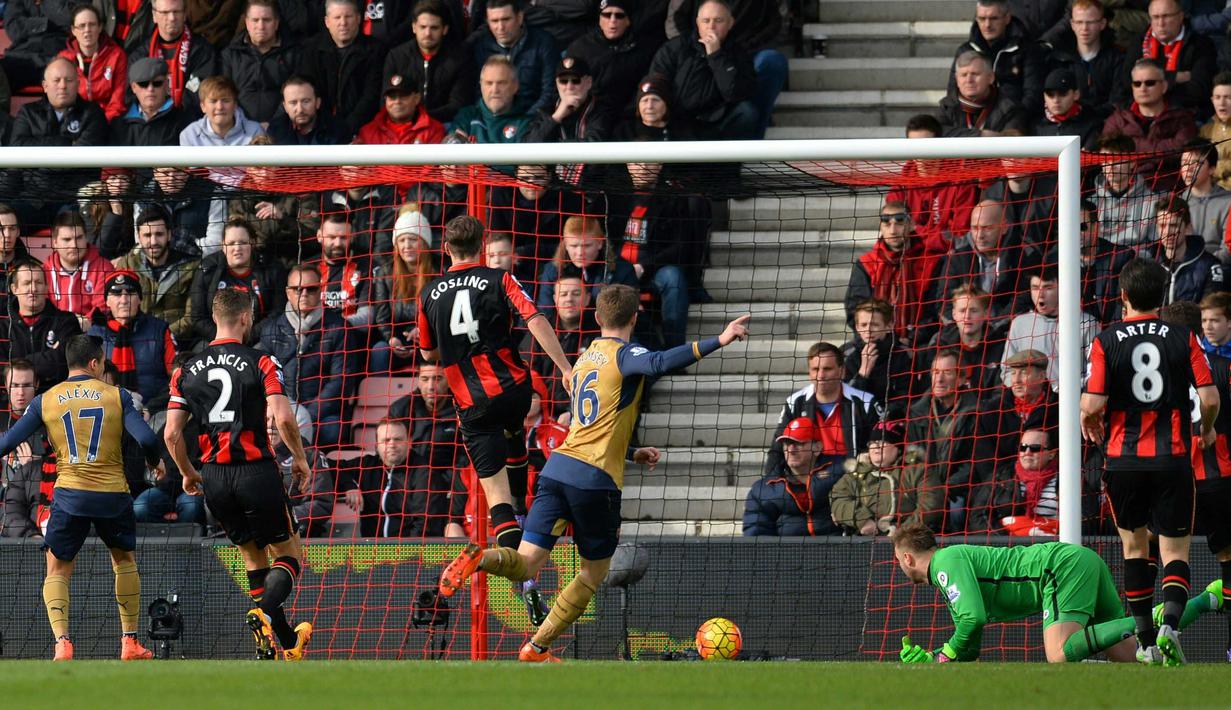 Pemain Arsenal, Aaron Ramsey (2kanan) merayakan gol rekannya Alex Oxlade-Chamberlain pada lanjutan liga Premier Inggris di Stadion Vitality, Minggu (7/2/2016). (AFP/Glyn Kirk)