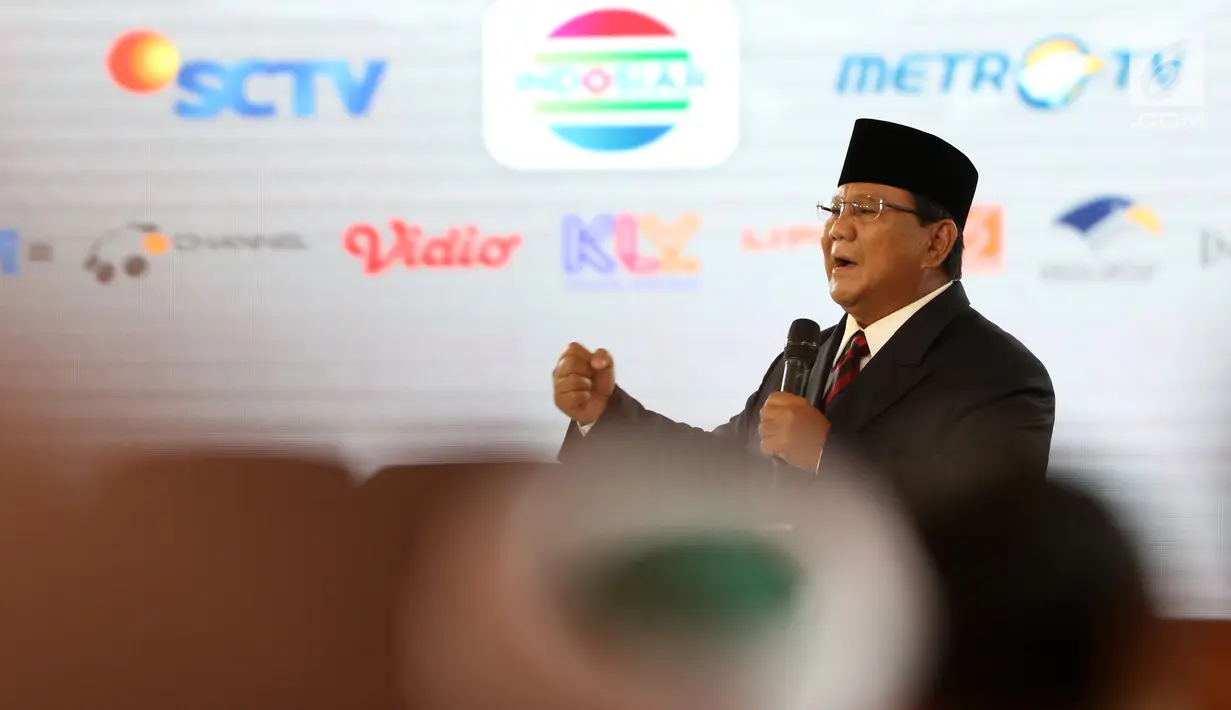 Capres nomor urut 02 Prabowo Subianto saat tanya jawab dalam debat keempat Pilpres 2019 yang diselenggarakan KPU di Hotel Shangri-La, Jakarta, Sabtu (30/3). Debat kali ini mengangkat tema tentang ideologi, pemerintahan, pertahanan dan keamanan, serta hubungan internasional. (Liputan6.com/JohanTallo)