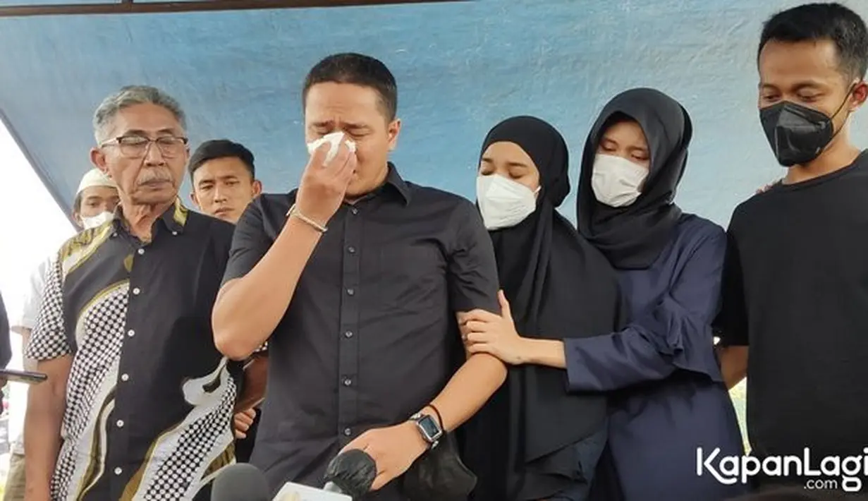 Selama hidupnya, banyak momen indah yang sudah dilalui oleh Ressa bersama ibundanya. Yang paling diingat Ressa Herlambang adalah, sosok ibundanya yang selalu memikirkan anak-anaknya.(Muhammad Akrom Sukarya/Kapanlagi.com)