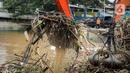 Alat berat mengeruk sampah di Pintu Air Manggarai, Jakarta, Senin (10/10/2022). Hujan lebat yang mengguyur wilayah Bogor dan sekitarnya menyebabkan debit air Sungai Ciliwung meningkat dan menghanyutkan sampah ke Pintu Air Manggarai. (Liputan6.com/Faizal Fanani)